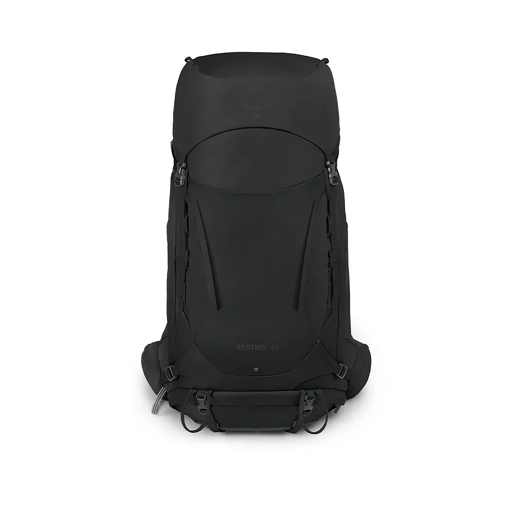 Ein aufrecht stehender, schwarzer Osprey Kestrel 48 Wanderrucksack auf weißem Hintergrund. Vorderansicht mit Osprey-Logo oben, Modellname "KESTREL 48" unten sowie Befestigungsgurten und Schnallen an Seite und Unterseite.
