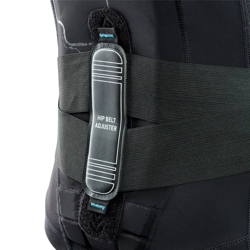Detailaufnahme des Evoc Protector Lite Vest: Hüftgurtverstellung mit elastischem Band an der schwarzen Weste.