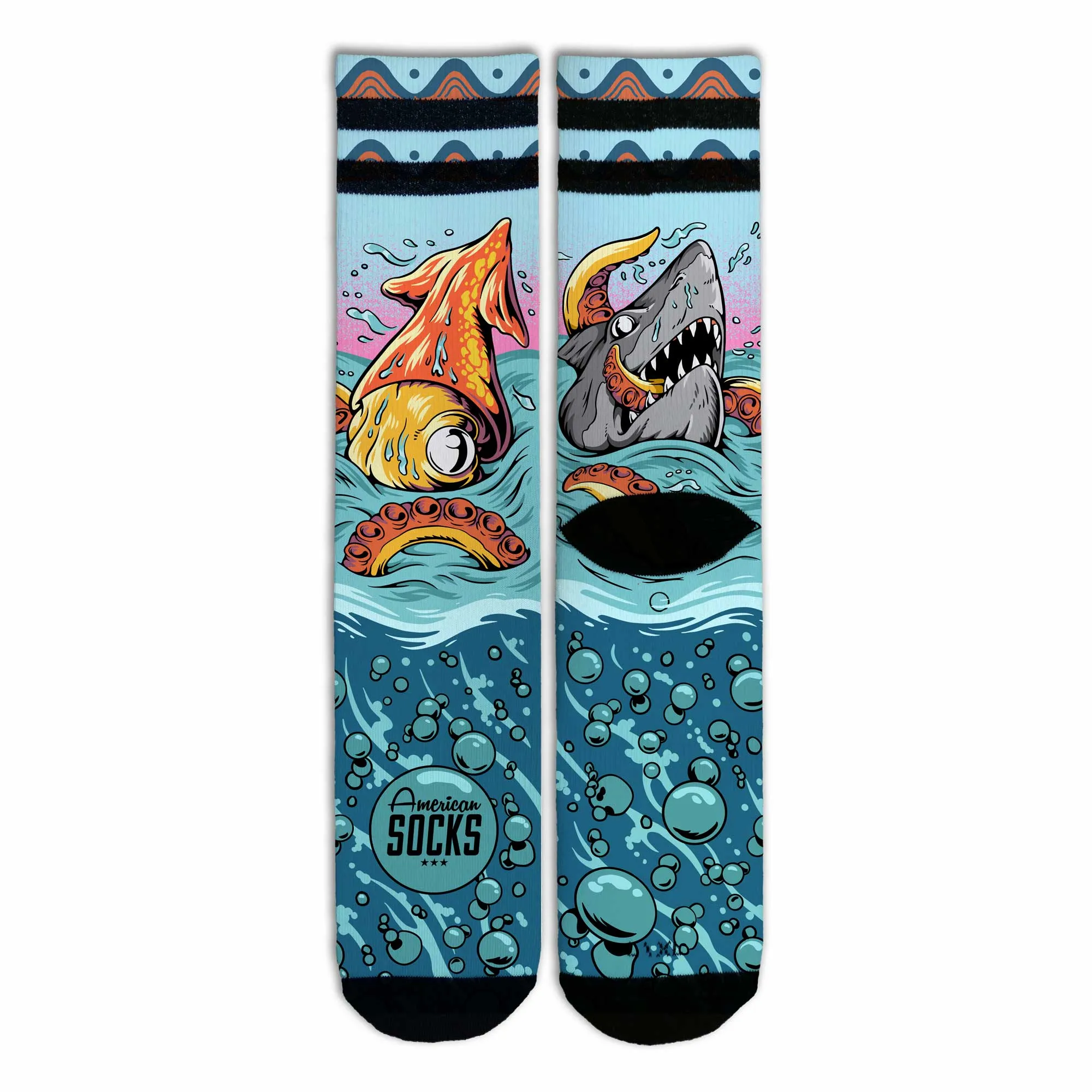 Paar Mid High Socken mit Kraken, Hai und Blasen-Muster auf hellblauem Grund.