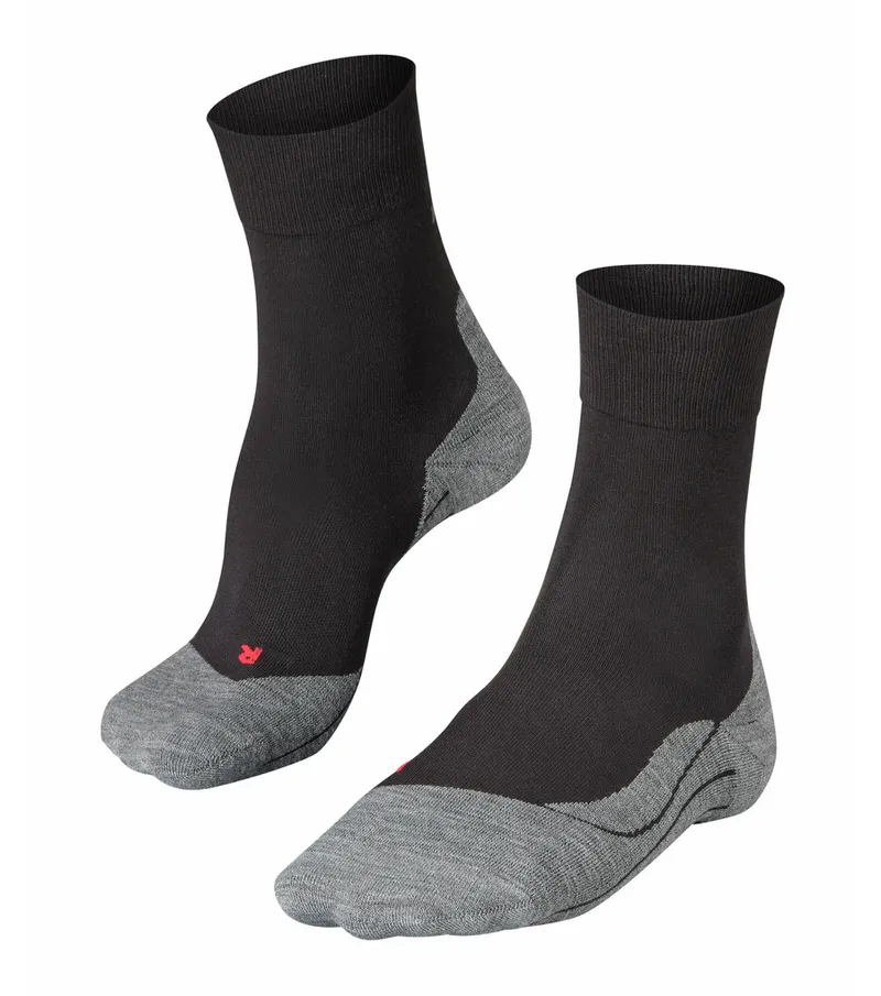 Zwei schwarze RU4 Herren Running Socken, mit grauer Zehen- und Fersenpartie.
