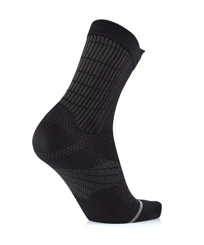 Schwarze Socke mit geometrischen Mustern in Grau, auf einem weißen Hintergrund.
