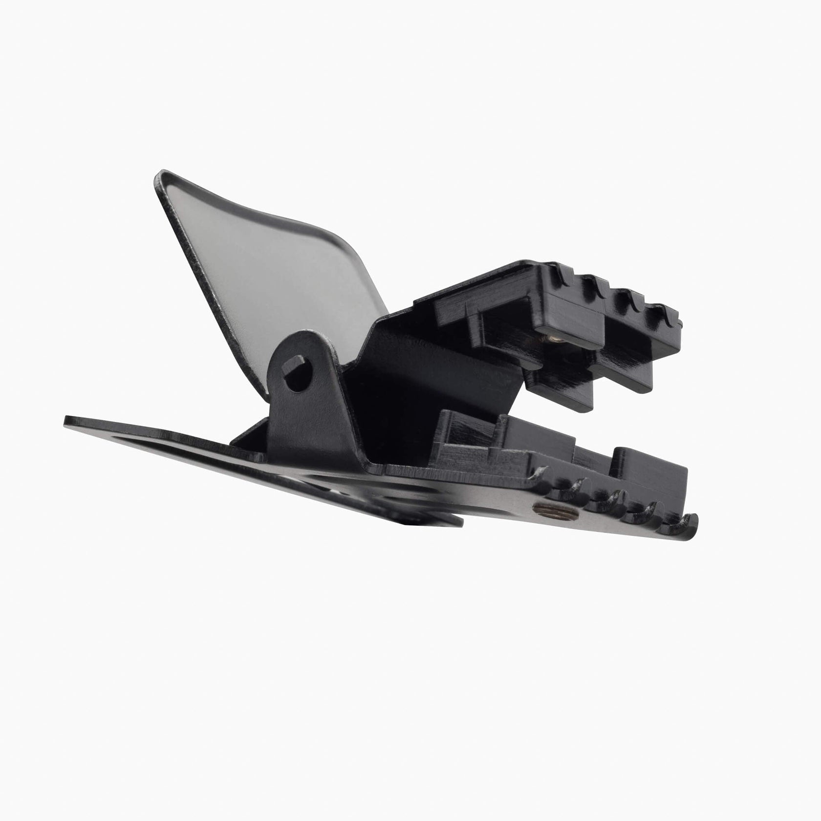 Nahaufnahme einer schwarzen Klammer, mit offenem, transparentem Oberteil, auf einem weißen Hintergrund.