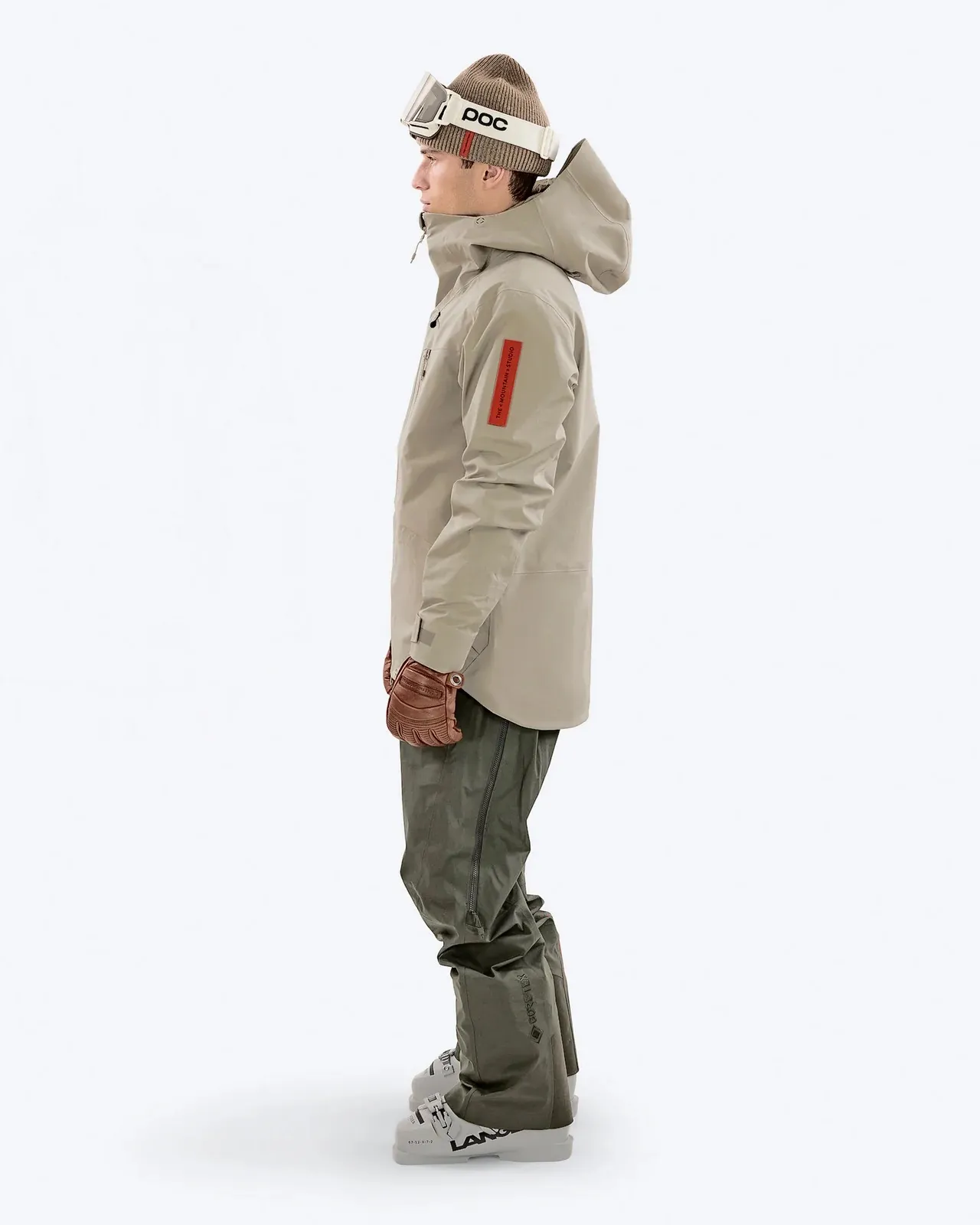 Ein Mann in Skikleidung, seitlich, trägt die Z-2 EPE 3L Jacke in Seneca Rock Farbe, mit Skibrille, Mütze und Skihandschuhen.