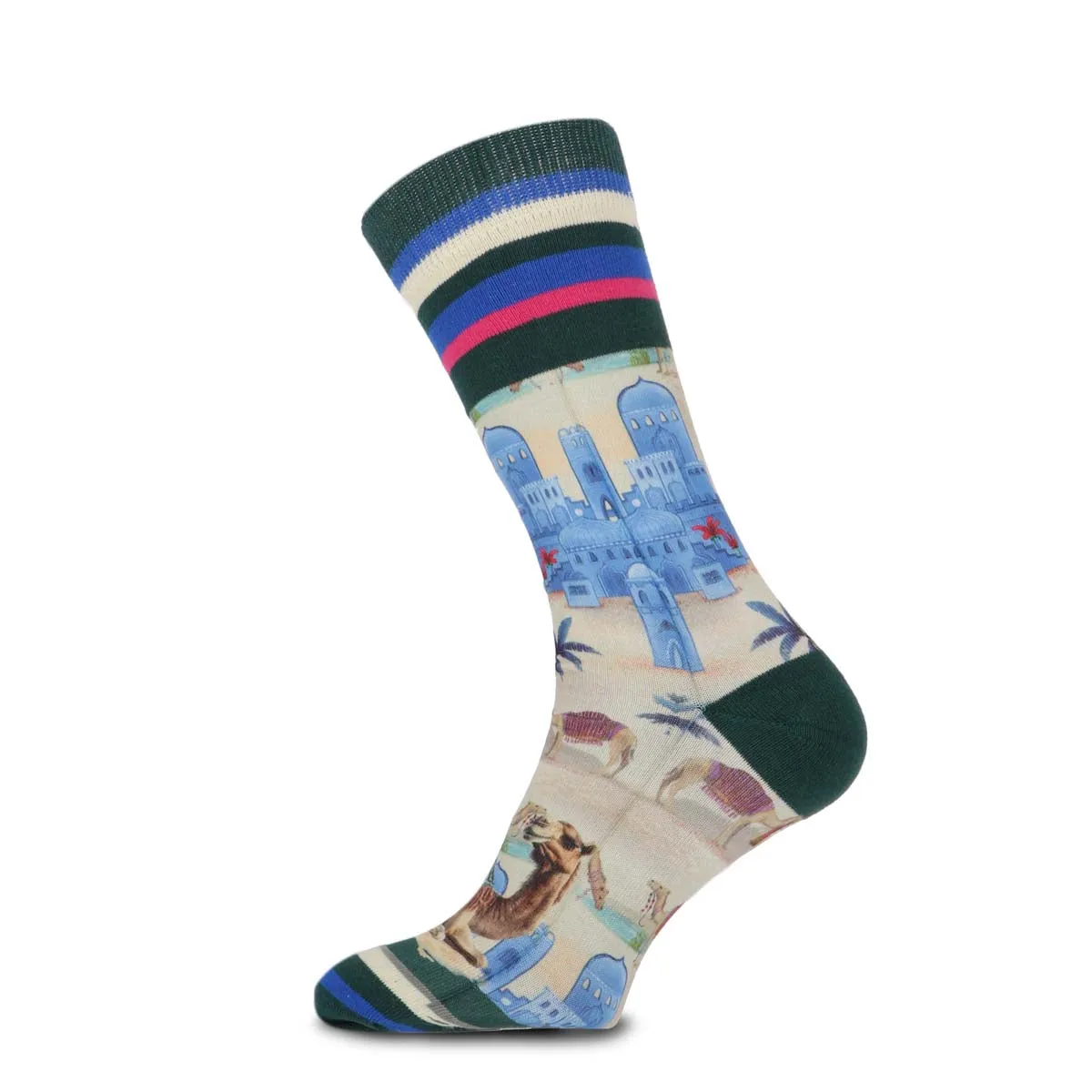 Herrensocke mit Oase-Motiv: Kamele und blaue Gebäude auf beiger Fläche, grün-gestreifter Bund.