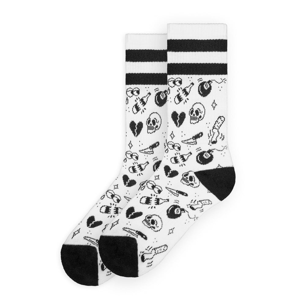 Zwei weiße "Flash Tattoo" Socken mit schwarzem Bund und Tattoo-Motiven wie Schädel, Herzen, Messer.