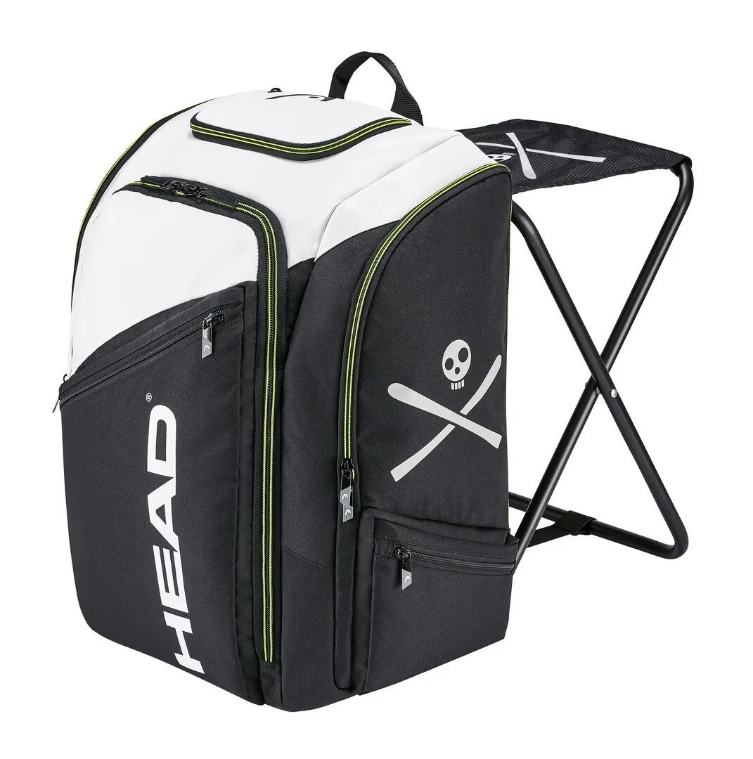 Der Head Rebels Coaches Backpack in Schwarz-Weiß mit faltbarem Stuhl. Logo und Totenkopfmotiv sind sichtbar.