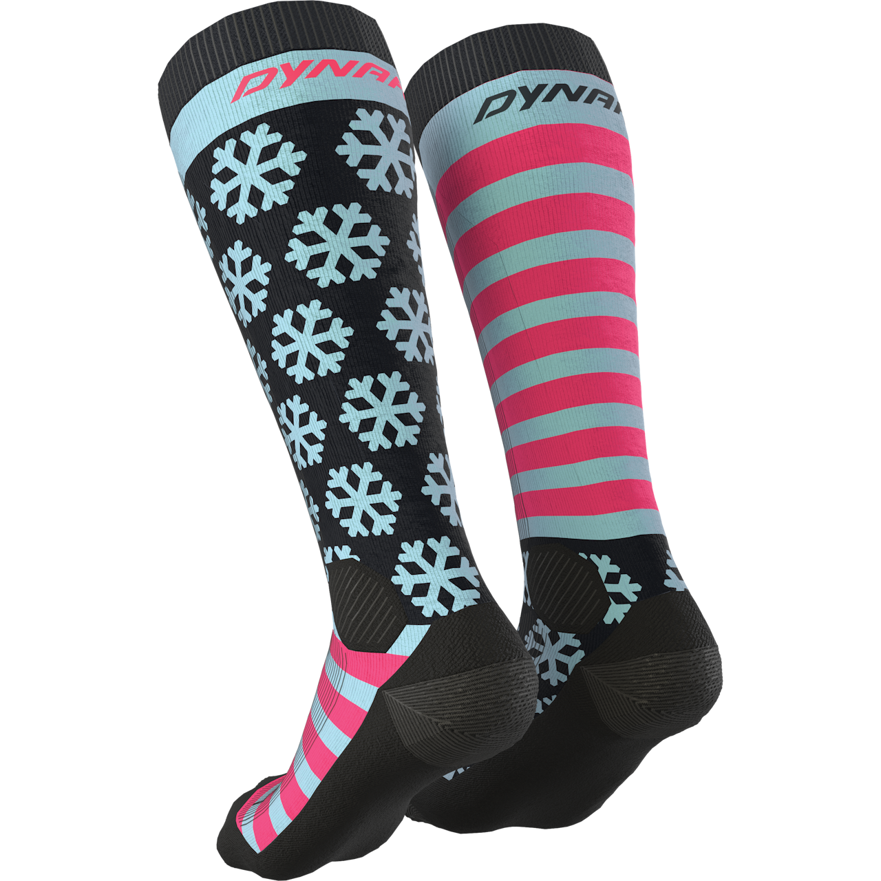 Zwei Dynafit FT Graphic Socken: Eine mit Schneeflockenmuster, die andere mit pinken und hellblauen Streifen.