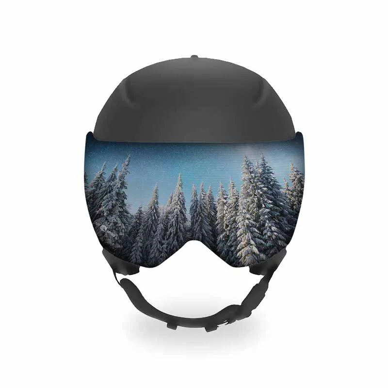 Helm mit Visier. Der Visier des Helms zeigt ein Winterwald Motiv unter blauem Himmel.