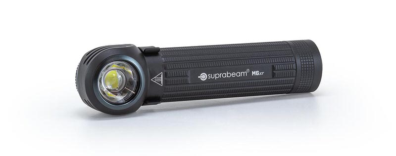 Schwarze Suprabeam M6xr Lampe Schwarze Suprabeam M6xr LED Lampe mit CREE Chip. Die Lampe liegt auf einem weißen Untergrund.