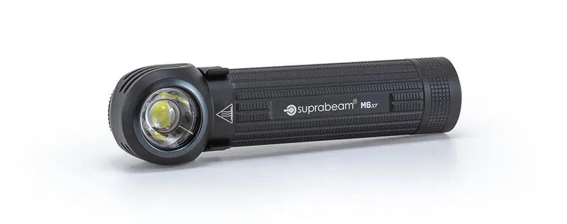 Schwarze Suprabeam M6xr LED Lampe mit CREE Chip. Die Lampe liegt auf einem weißen Untergrund.