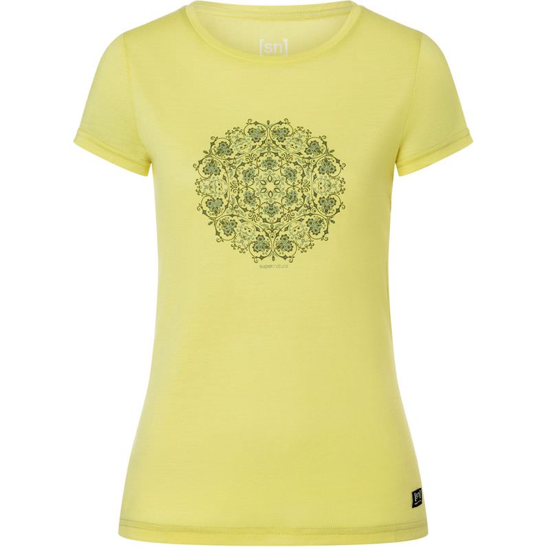 Gelbes Mandala T-Shirt Gelbes, tailliertes T-Shirt mit kurzem Arm und grünem, ornamentalem Mandala-Druck auf der Brust.