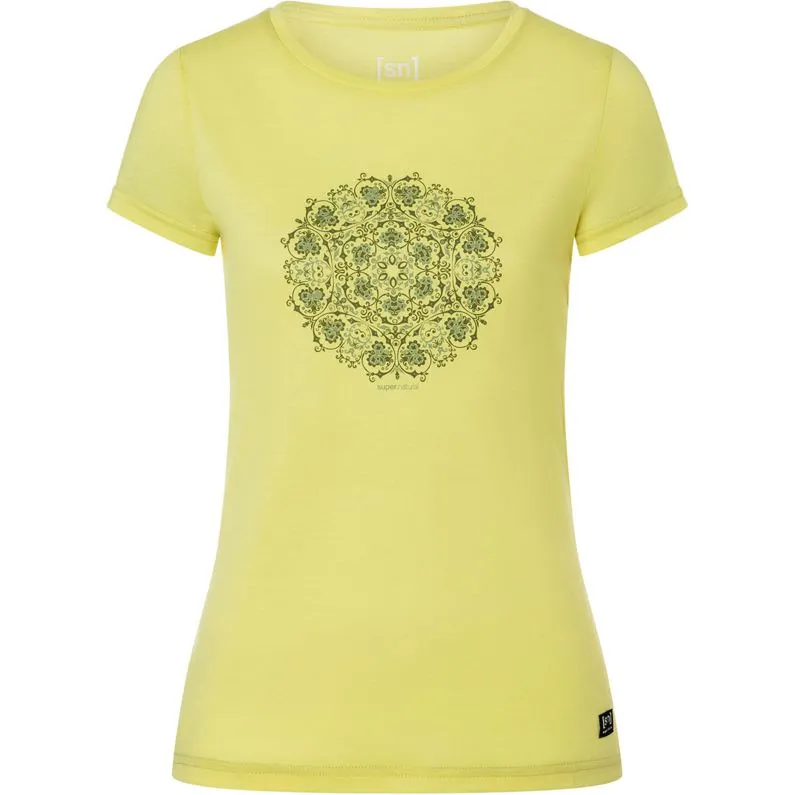 Gelbes, tailliertes T-Shirt mit kurzem Arm und grünem, ornamentalem Mandala-Druck auf der Brust.