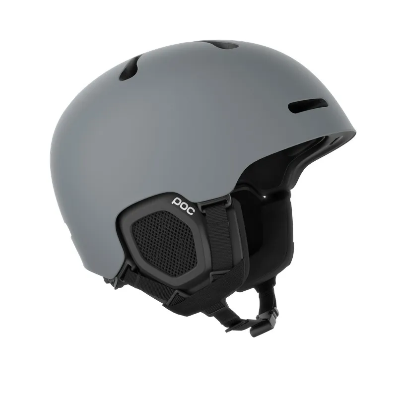 Grauer Skihelm der Marke POC mit Belüftungslöchern und schwarzem Kinnriemen vor weißem Hintergrund.