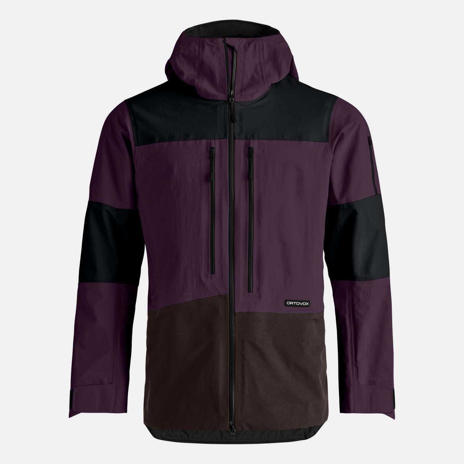 Eine Outdoor-Jacke in Pflaume, Schwarz und Braun mit Kapuze und Reißverschlusstaschen.