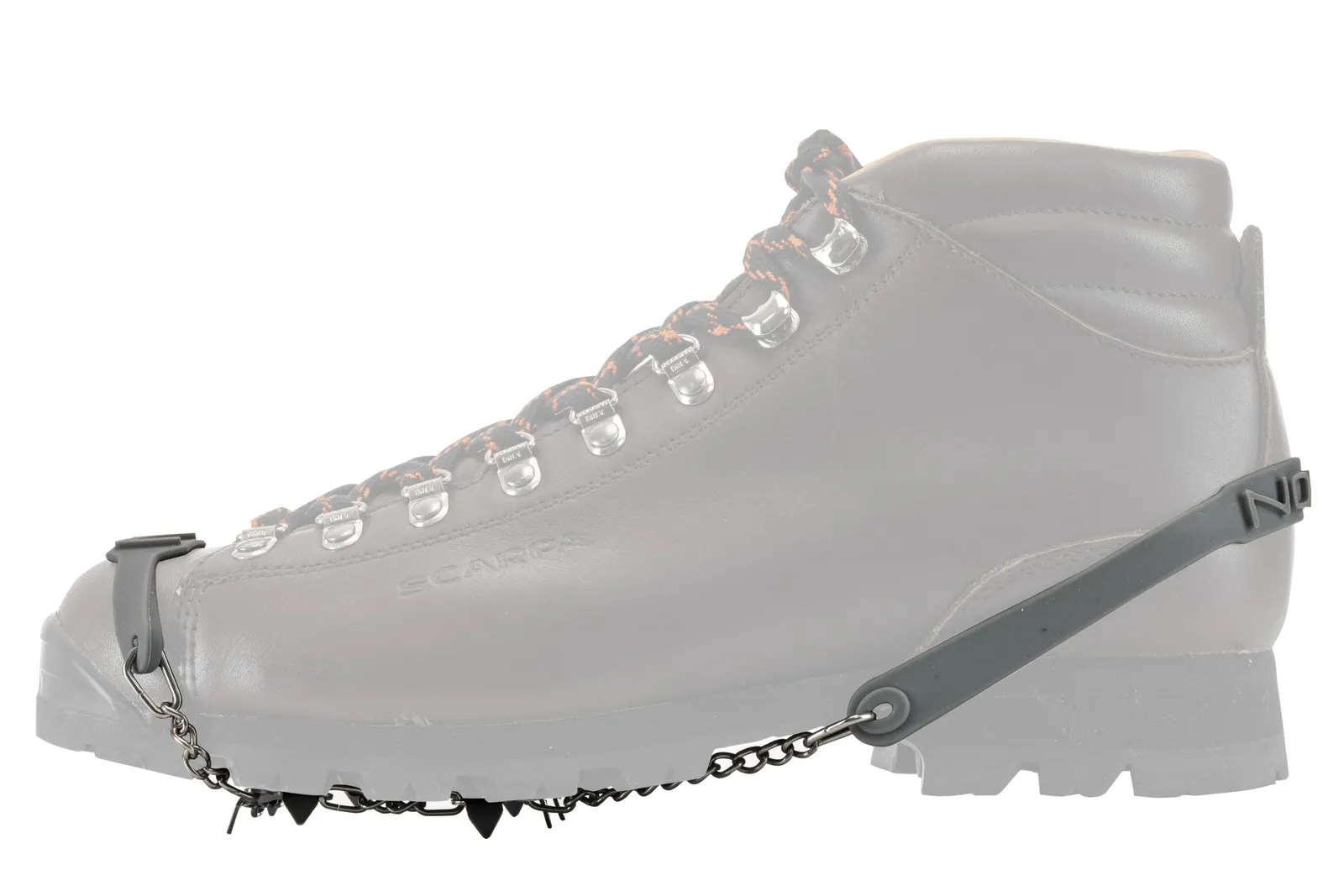 Schuhkralle Nortec Easy am Wanderschuh befestigt. 8 Stahlspitzen unter der Schuhsole für sicheren Halt. Quick Fit Befestigungssystem.