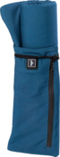 Gerolltes, blaues, beheiztes Sitzkissen in passender Tasche mit Reißverschluss und Tragegriff.