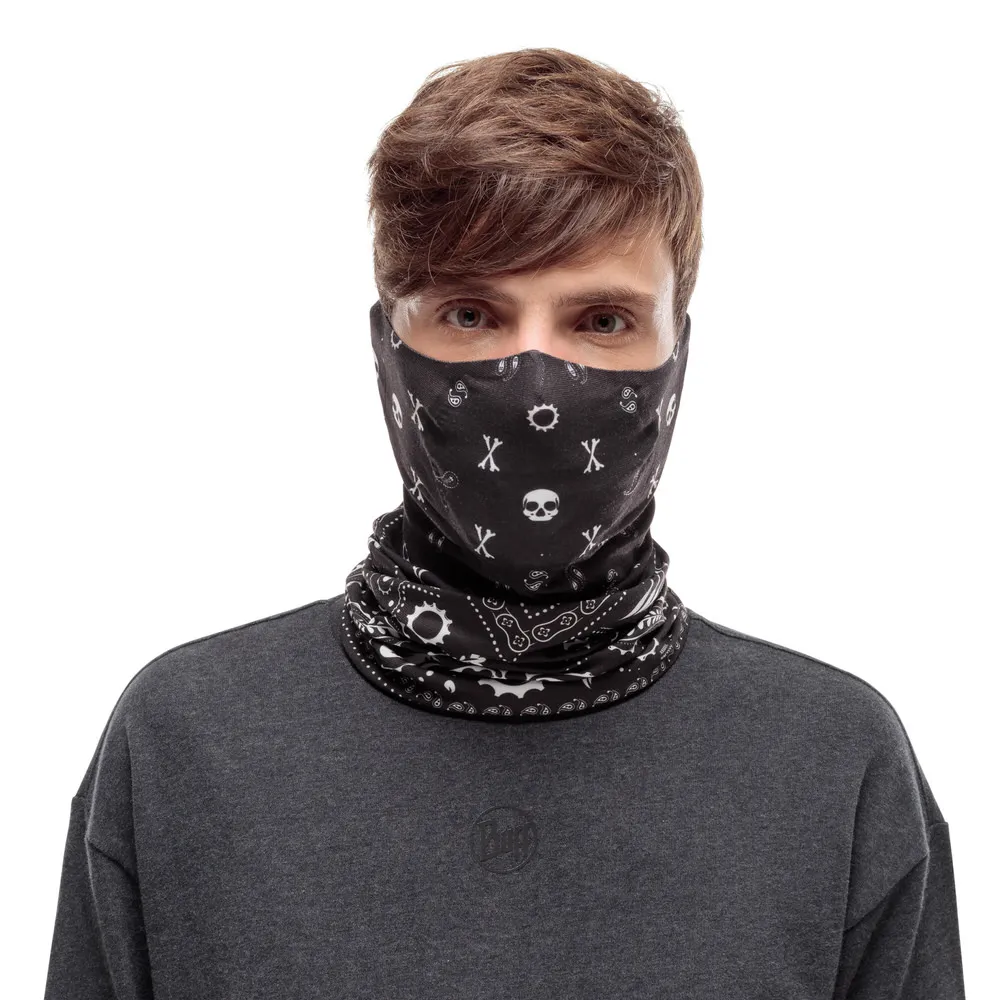 Mann mit schwarzem Buff Filter Tube, Totenkopfmuster, bedeckt Nase und Mund.