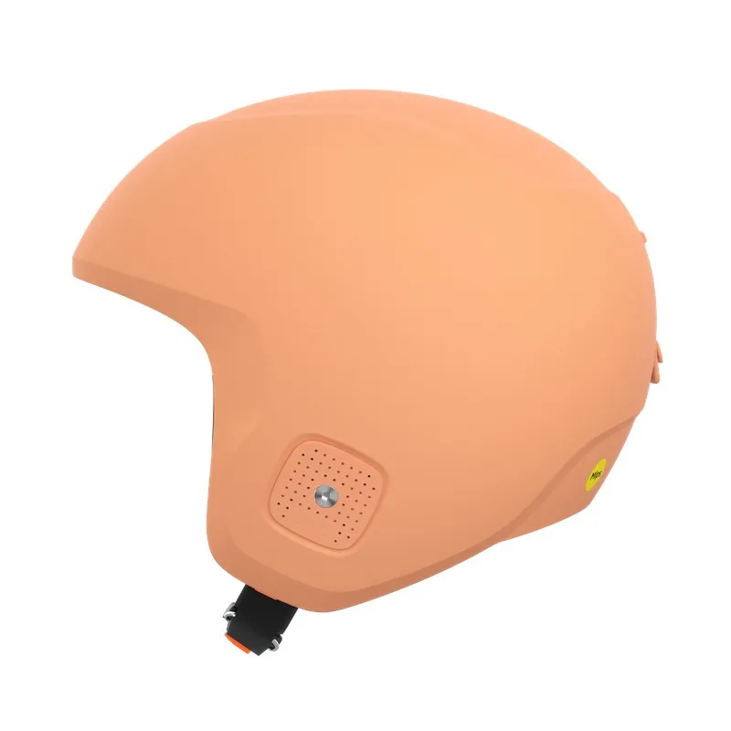Pfirsichfarbener Skihelm in Schalenbauweise mit Belüftungsöffnungen und Kinnriemen.
