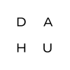 Minimalistisches Logo mit den Buchstaben D, A, H, U in zwei Zeilen und Spalten angeordnet.