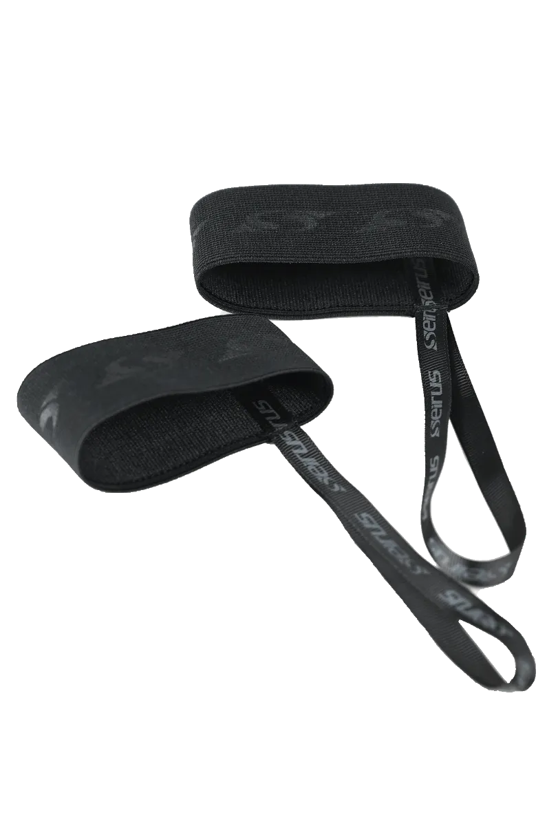 Zwei schwarze Comfort Leash Handschuh-Leinen, bestehend aus elastischem Band mit Logo und Schlaufe, isoliert auf Weiß.