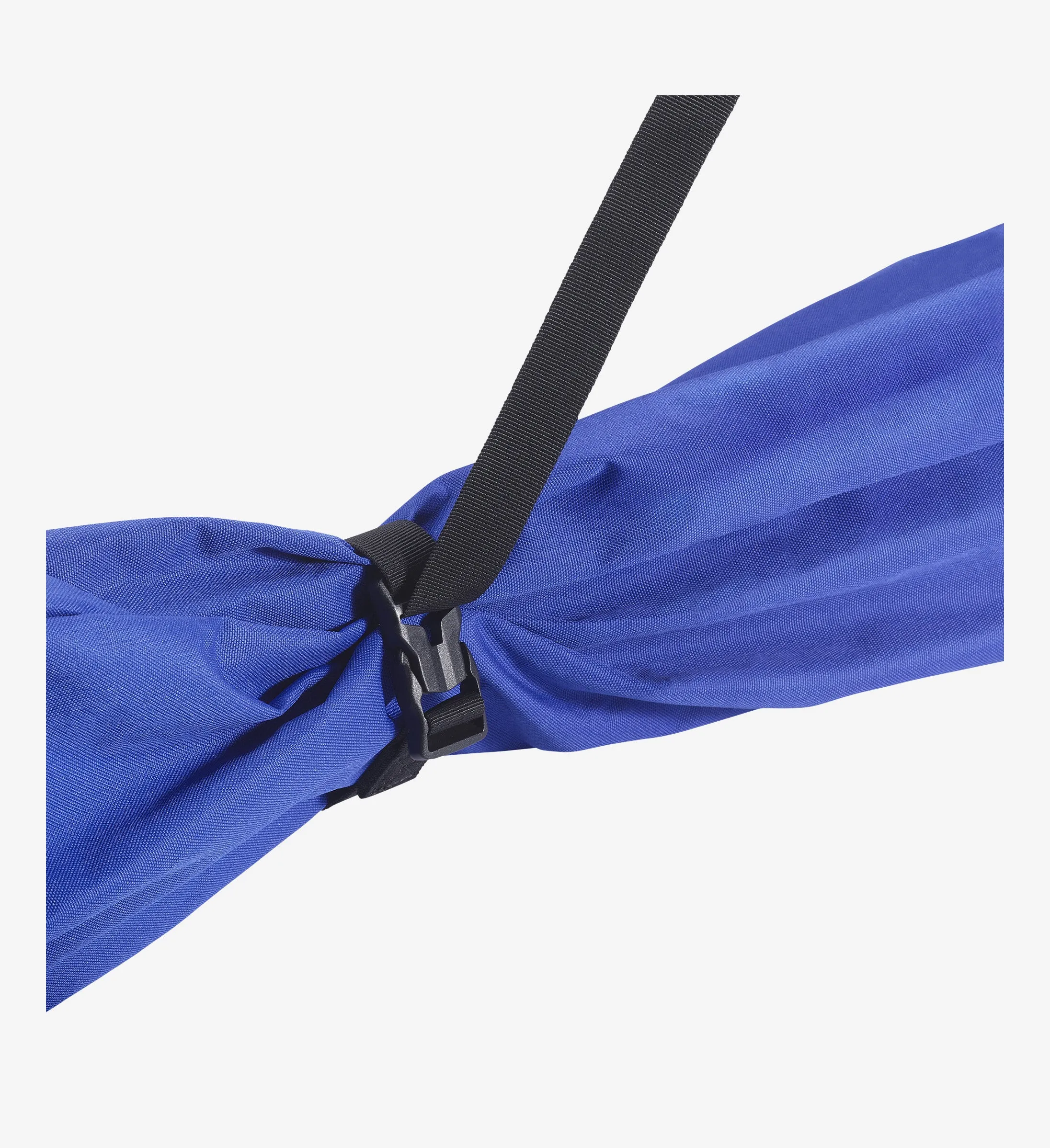 Nahaufnahme Skisack: blaues Gewebe, schwarzer Gurt und Schnalle. Detail der Befestigung am Skisack.