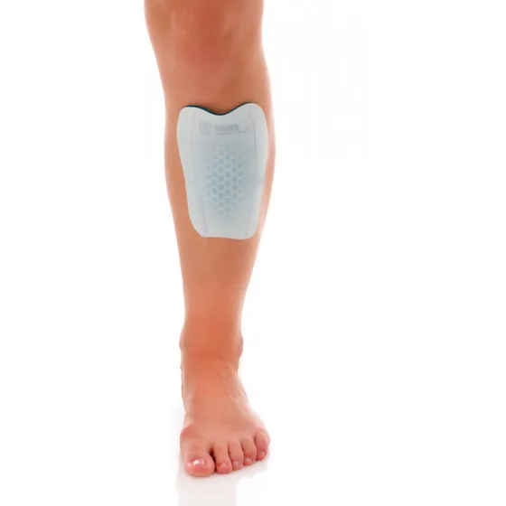 Auf einem Bein ist ein Sidas Shin Gel Pad angebracht, das Schienbein Schutz bietet.