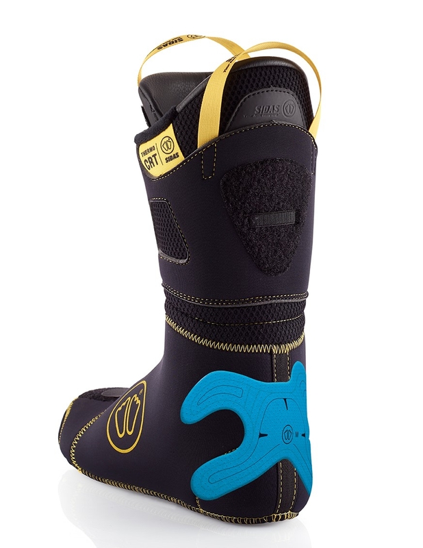 Schwarzer Skischuh mit Details Schwarzer Skischuh Innenschuh, blaue Fersenverstärkung, gelbe Details und Trageschlaufe. Sidas IPS B-Form.