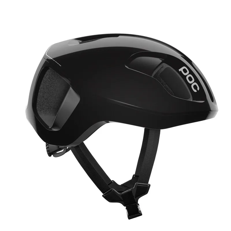 Ein schwarzer POC Ventral MIPS Fahrradhelm ist schräg von vorne auf weißem Grund zu sehen.