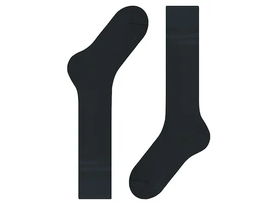 Zwei schwarze FALKE SK7 Race Skiing Kniestrümpfe, eine gefaltet, eine gestreckt mit Streifen.