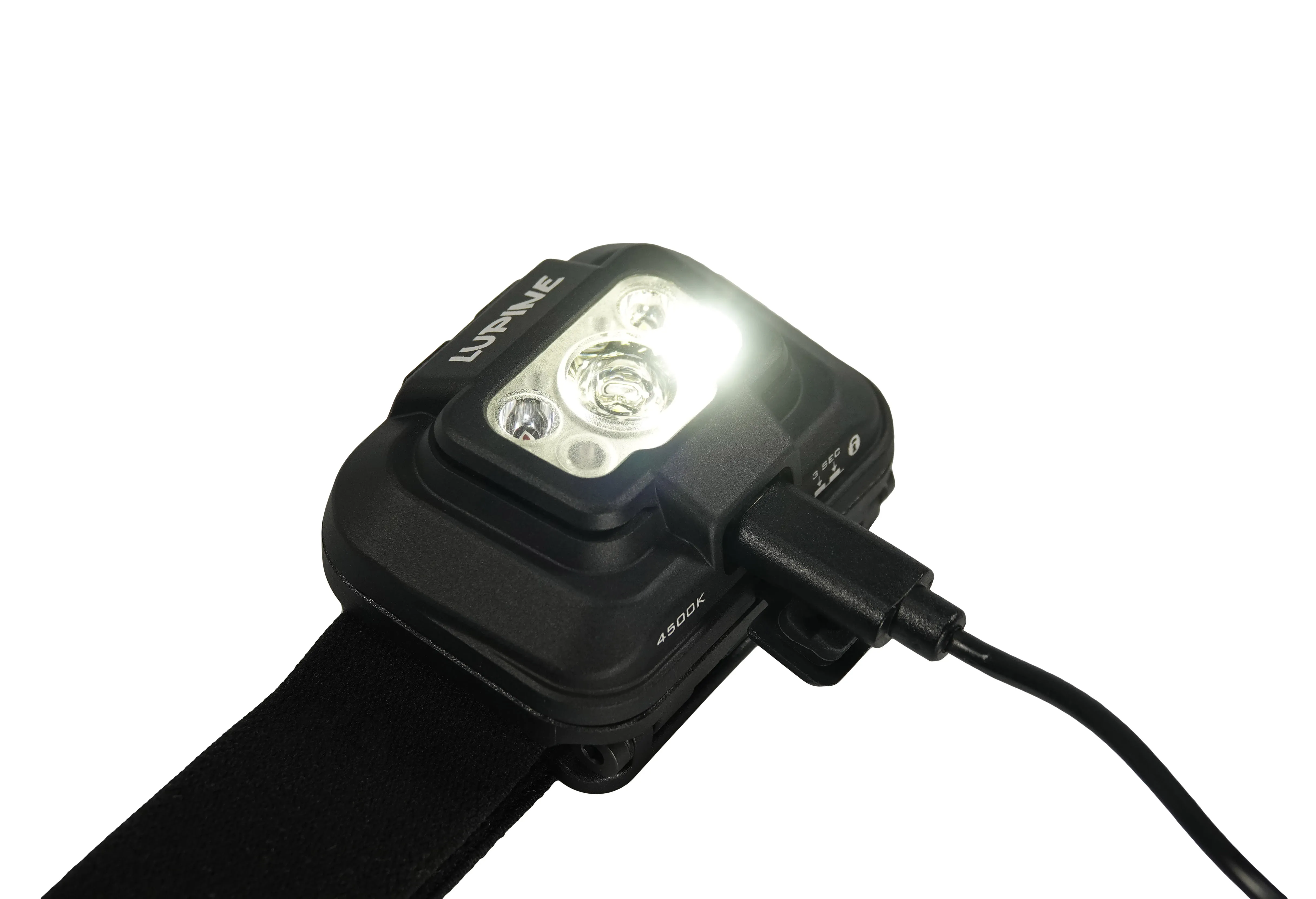 Schwarze Penta 4500k Stirnlampe, am Ladekabel, mit eingeschaltetem, hellem Licht.