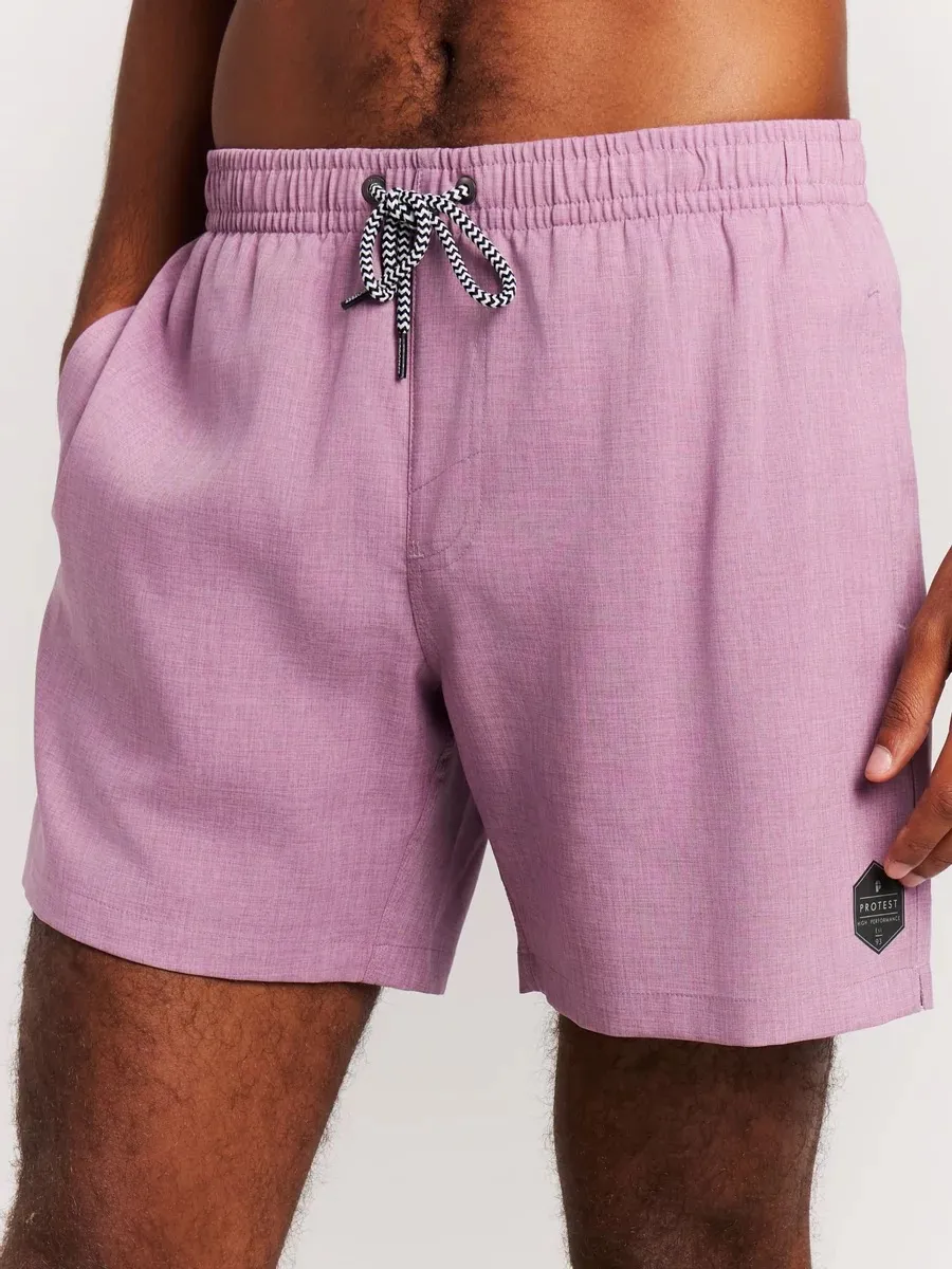 Nahaufnahme: Person trägt die Protest Daviey Beachshort in Plum Mauve. Detailansicht von Bund und Bein.