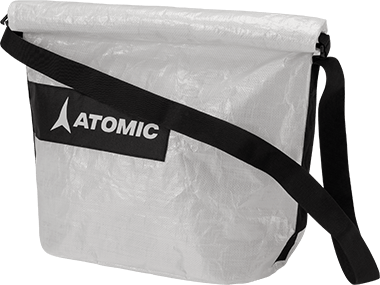 Transparente Atomic Boot Bag mit schwarzem Schultergurt und Logo auf dunklem Rechteck. Roll Top Öffnung.