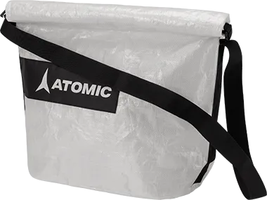 Transparente Atomic Boot Bag mit schwarzem Schultergurt und Logo auf dunklem Rechteck. Roll Top Öffnung.
