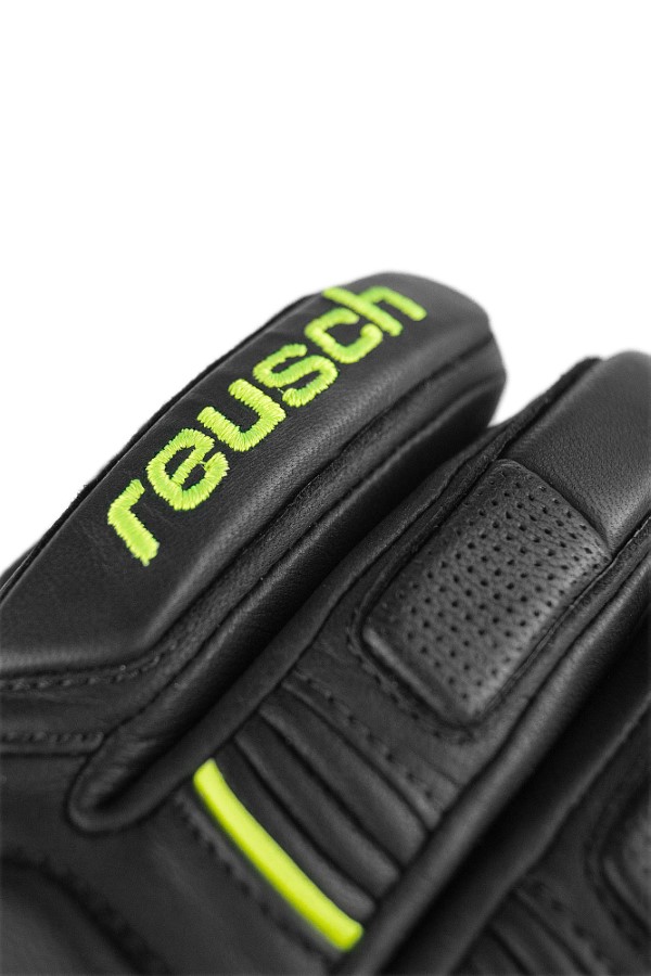 Schwarzer Rennhandschuh Detailaufnahme eines schwarzen Reusch Rennhandschuhs mit grünem Logo und Akzenten, Leder und perforierten Bereichen.