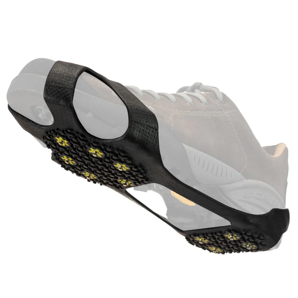 Nahaufnahme einer Nortec Street Schuhkralle, die an einem Schuh befestigt ist. Die Stahlspitzen sind gut sichtbar.