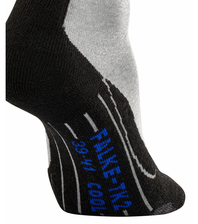 Hellgraue Trekking Socke Detailaufnahme einer Light Grey TK2 Cool Trekking Socke. Schwarz an Ferse, hellgrauer Fußrücken mit Markenlogo in Blau.