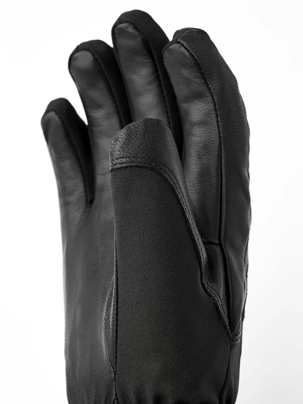 Nahaufnahme eines schwarzen Lederhandschuhs, die Handfläche nach oben gerichtet und die Finger leicht gespreizt.