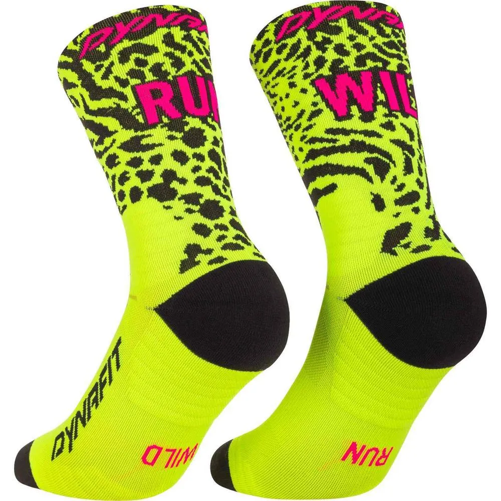 Zwei neon-gelbe Socken mit schwarzer Spitze und Ferse, gepunktetem Muster und pinkem Text "RUN WILD" auf dem Schaft.