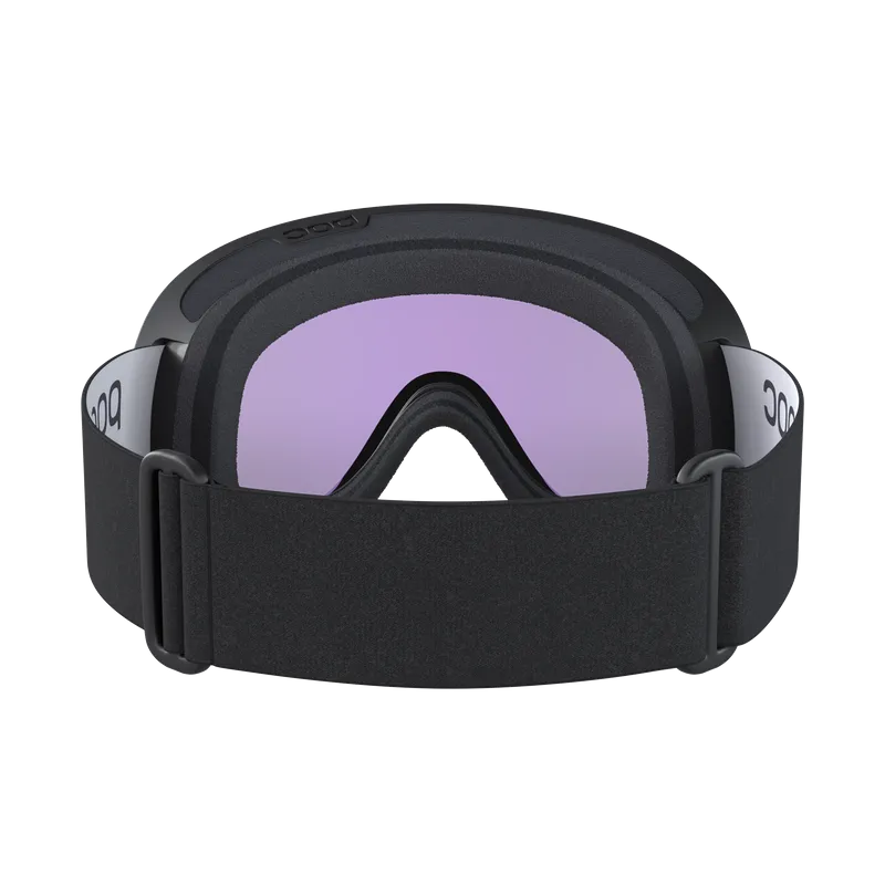 Schwarze Skibrille mit lila Gläsern und einem breiten, verstellbaren Riemen vor einem weißen Hintergrund.