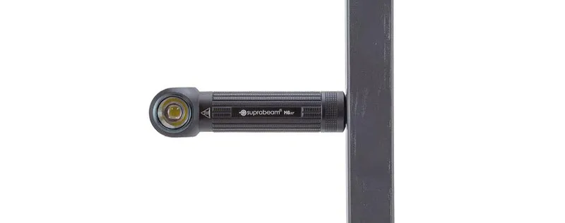Suprabeam M6xr LED Lampe, magnetisch an einer Metallstange befestigt. Taschenlampe mit abgewinkeltem Kopf.