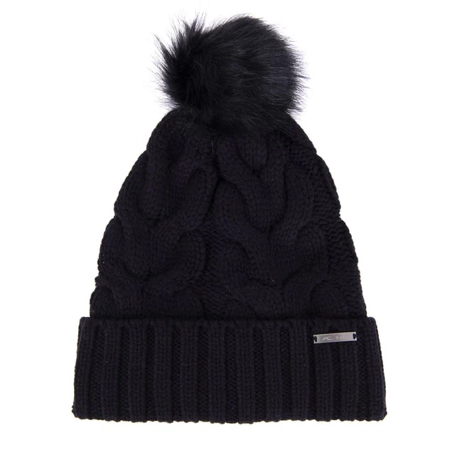Schwarze Strickmütze mit Zopfmuster und großem, dunklen Pompon. Unten gerippter Rand und kleines, rechteckiges Metallelement.