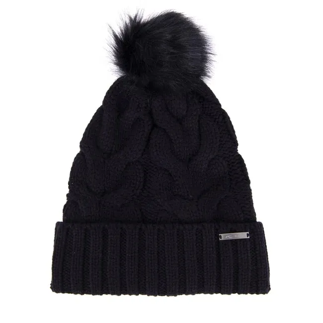 Schwarze Strickmütze mit Zopfmuster und großem, dunklen Pompon. Unten gerippter Rand und kleines, rechteckiges Metallelement.