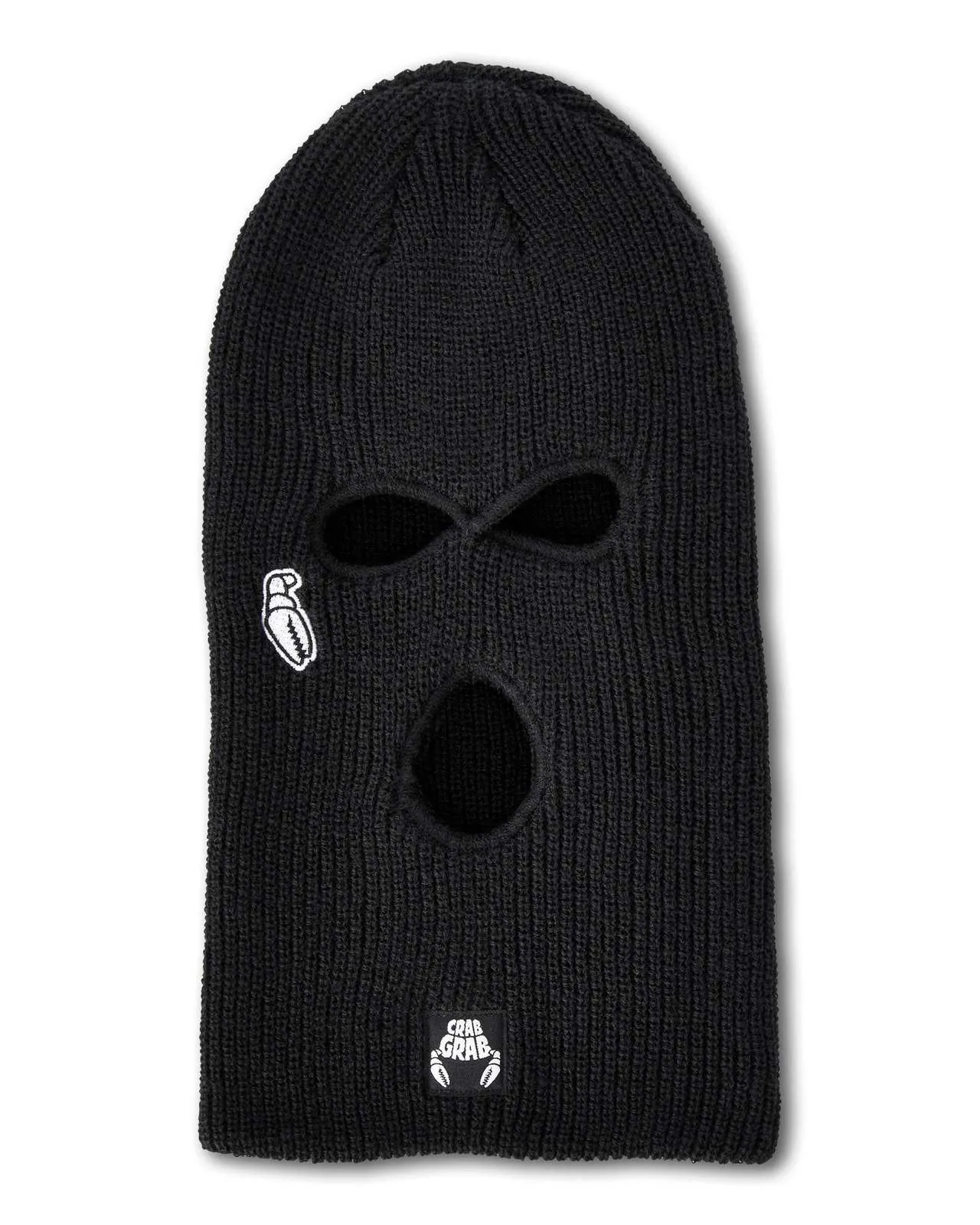 Eine schwarze, gestrickte Sturmhaube mit drei Löchern für Augen und Mund. Auf der linken Seite befindet sich ein kleines, weißes Motiv, auf der Unterseite ein Etikett mit dem Text "Crab Grab" und Krabben-Motiven.