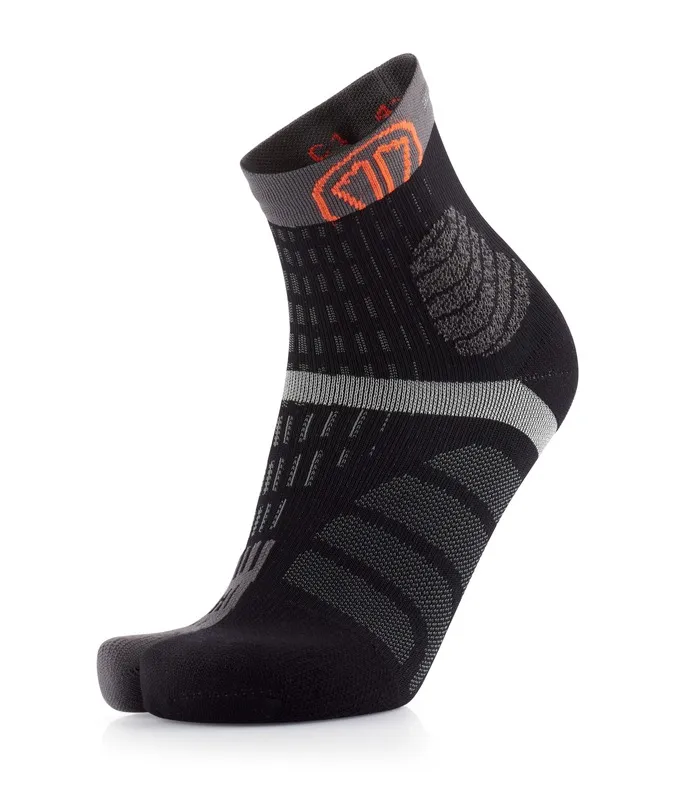 Schwarz-graue Socke mit Zehenabteil und orangefarbenem Logo am Knöchel. Die Socke hat strukturierte Details.