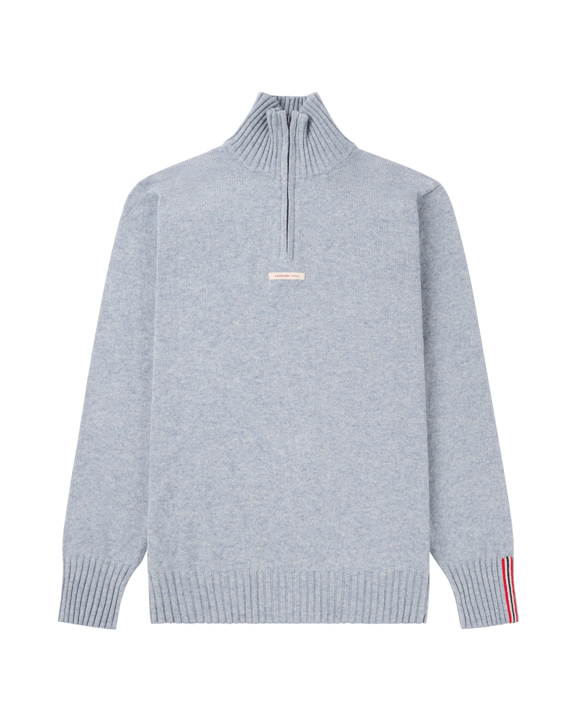 Hellblauer Strickpullover mit Reißverschluss am Kragen und einem kleinen Etikett. Drei rote und weiße Streifen am linken Ärmel.