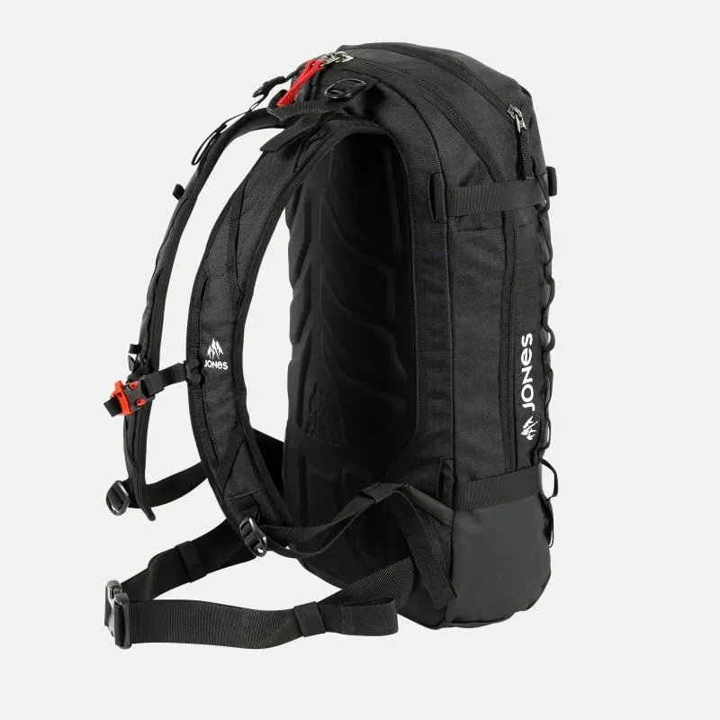 Schwarzer Jones Deeper 19L Backpack von der Seite mit Schultergurten und Rückenpanel. Markenlogo sichtbar.