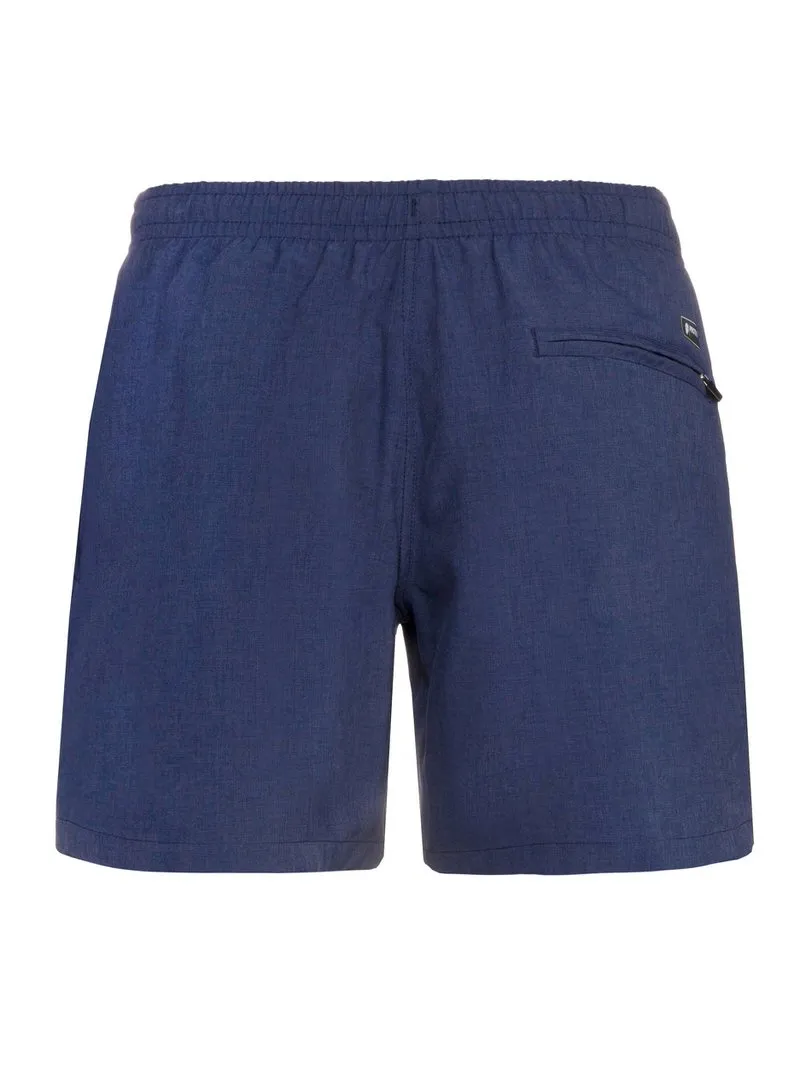 Blaue Protest Davey Badeshorts von hinten, mit Gummibund und einer Gesäßtasche mit Reißverschluss.