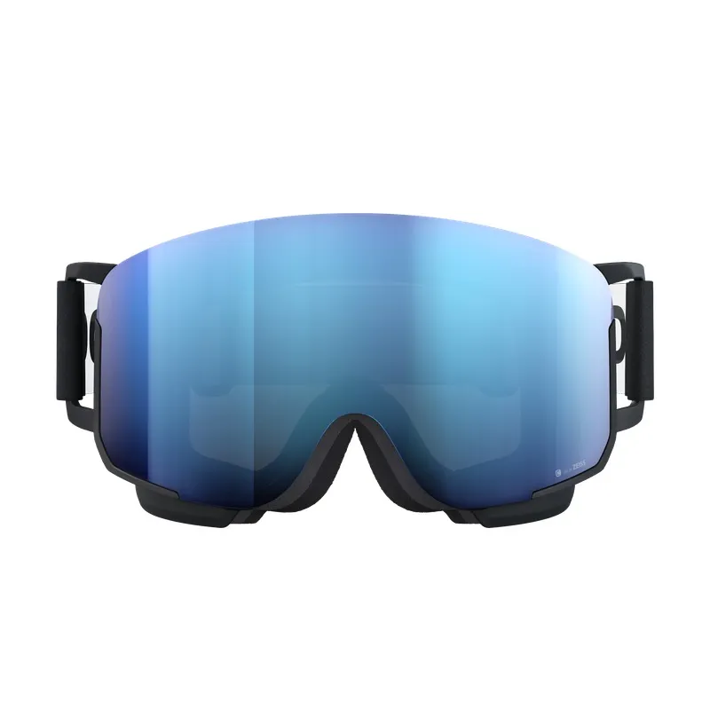 Schwarze Skibrille mit großem, blau verspiegelten Glas und schwarzem Brillenband, frontal auf weißem Grund.