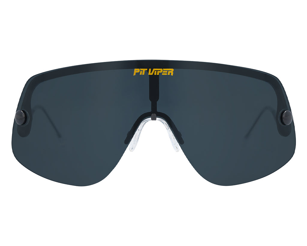Nahaufnahme der Pit Viper The Exec Sonnenbrille mit polarisierten, dunklen Gläsern und gelbem Logo.