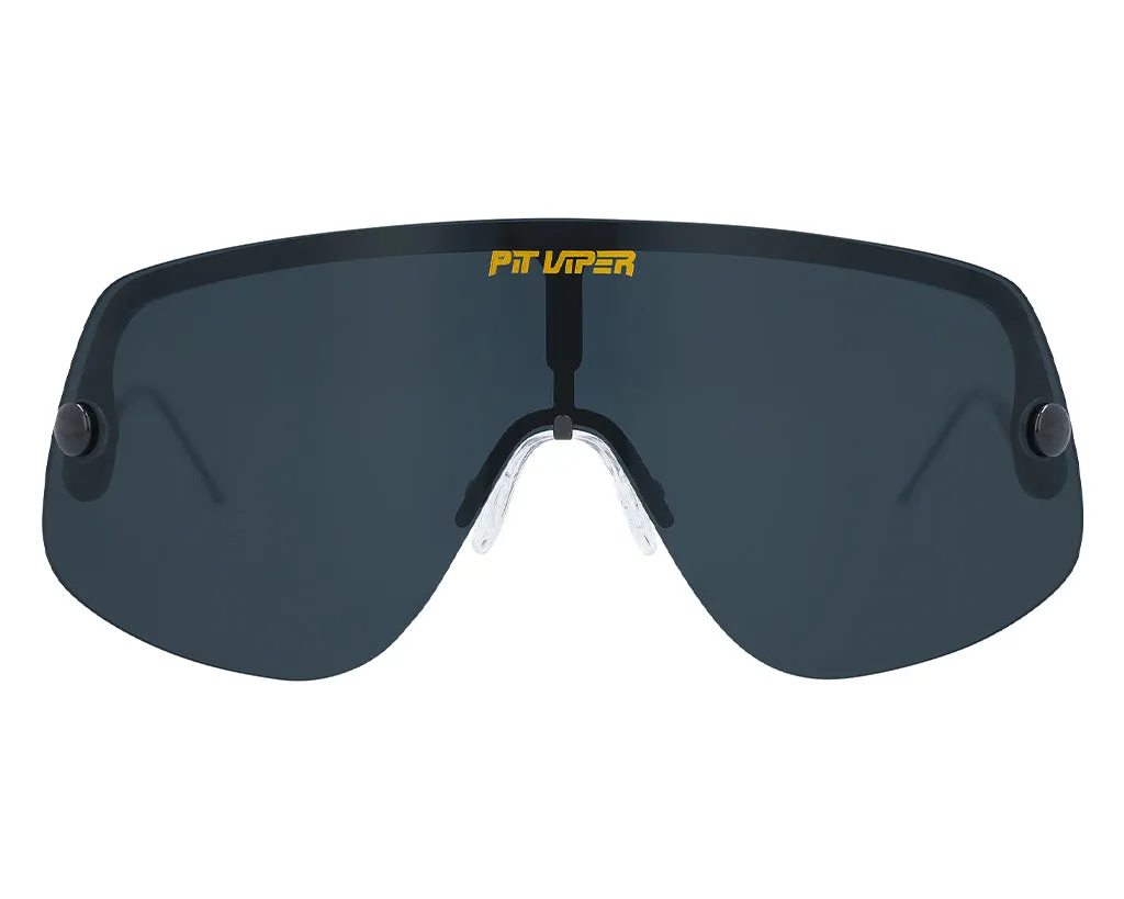 Nahaufnahme der Pit Viper The Exec Sonnenbrille mit polarisierten, dunklen Gläsern und gelbem Logo.